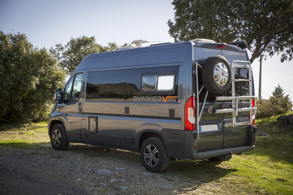 vista lateral y trasera de Autocaravana pequeña fiat ducato camper