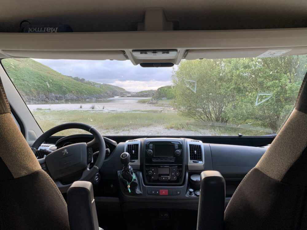 vista interior de puesto de conducción de Autocaravana pequeña fiat ducato camper