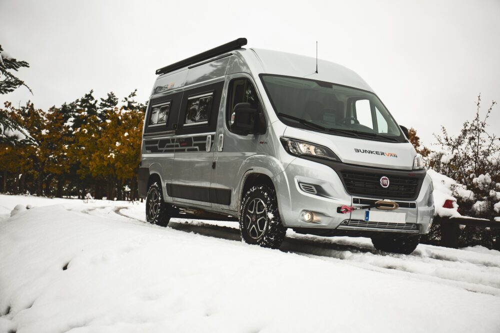 furgoneta camper Bunkervan en la nieve