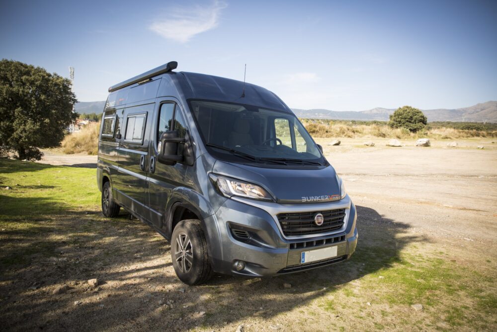Vista frontal y lateral de Autocaravana pequeña fiat ducato camperizada