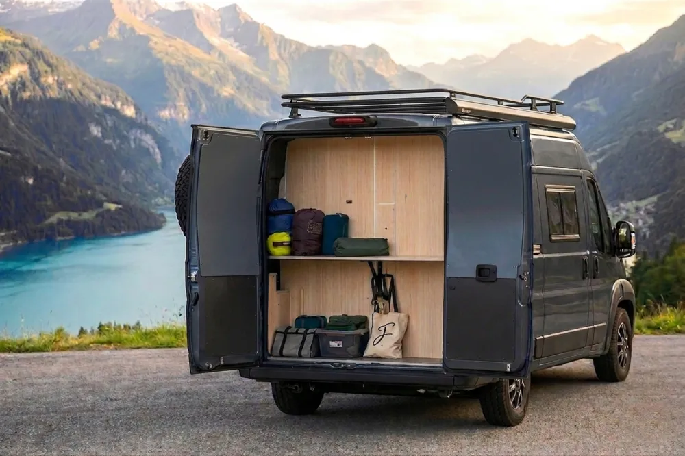 Vista trasera de Camper Fiat Ducato con gran maletero con paisaje natural de fondo